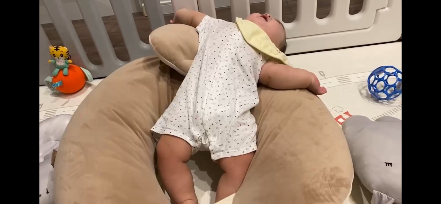 エールベベ 3WAYクッション プレミアムに寝転ぶ赤ちゃん