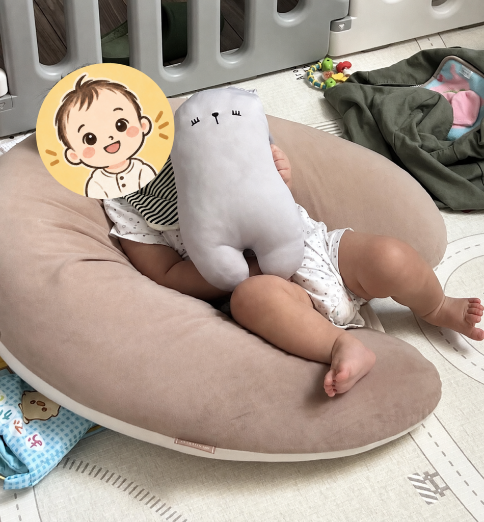 子どもの顔をアイコンで隠し、エールベベの授乳クッションに座っている様子