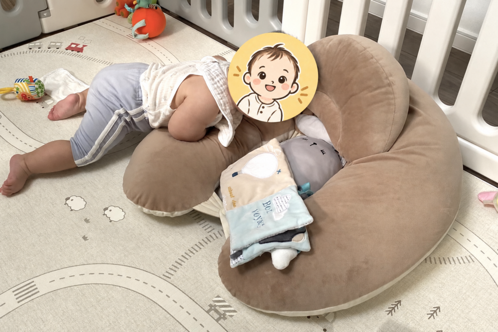 子どもの顔をアイコンで隠し、エールベベの授乳クッションを使っている様子