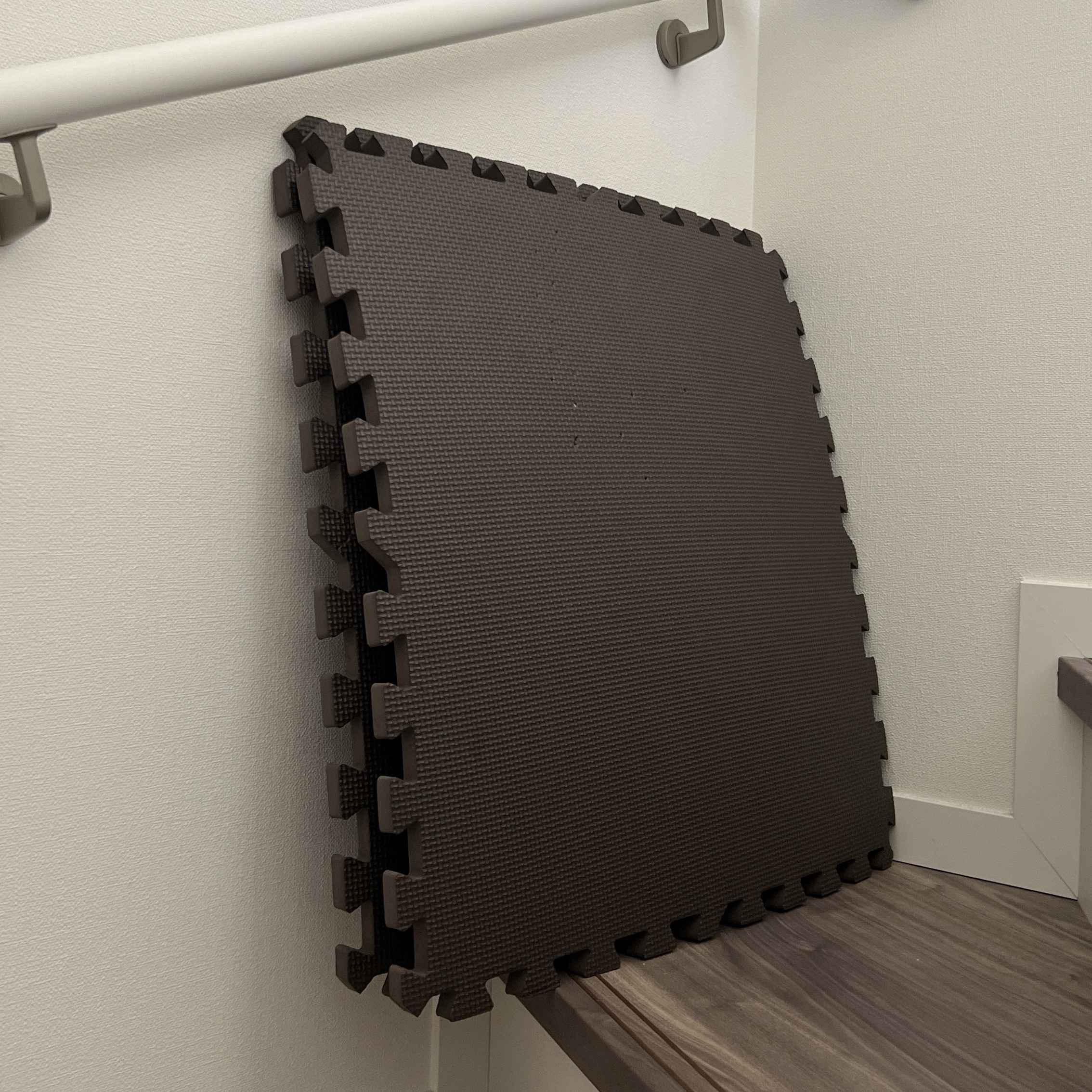 アイリスオーヤマのジョイントマットを分けて別室で再利用している様子