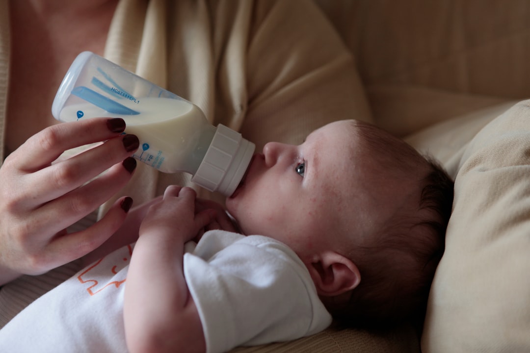 哺乳瓶でミルクを飲む赤ちゃんのイメージ写真